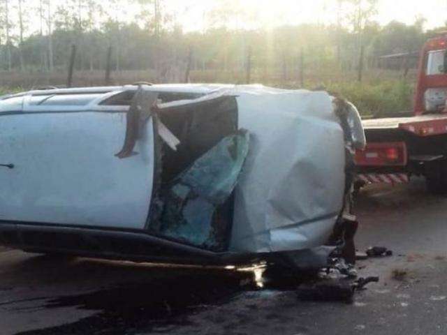 Homem fica ferido ap&oacute;s perder controle e capotar carro na MS-134