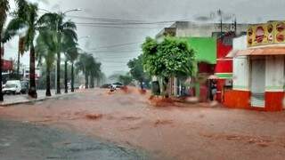 Em Ivinhema, a água das chuvas invadiu a avenida principal e as lojas. (Foto: Divulgação)