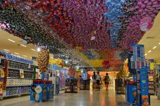 Supermercados já estão lotados de ovos de páscoa. (Foto: Marcos Ermínio)