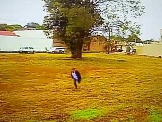 Motorista corre após homens armados levarem menino (Foto: Reprodução)