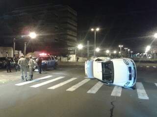 Táxi tombou após colidir com Corsa Sedan (Foto: Gustavo Monge)