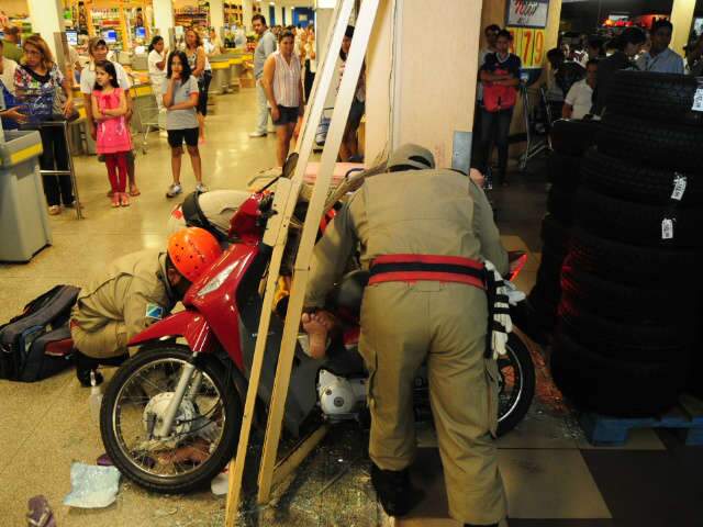  Motociclista sem habilita&ccedil;&atilde;o invade loja do Comper e funcion&aacute;ria fica ferida
