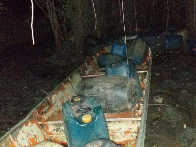 Contrabandistas abandonam barco com tambores para 1,1 mil litros de combust&iacute;vel