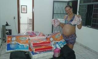 Tatiane comemora as doações de fraldas e roupas (Foto: Reprodução/Facebook)