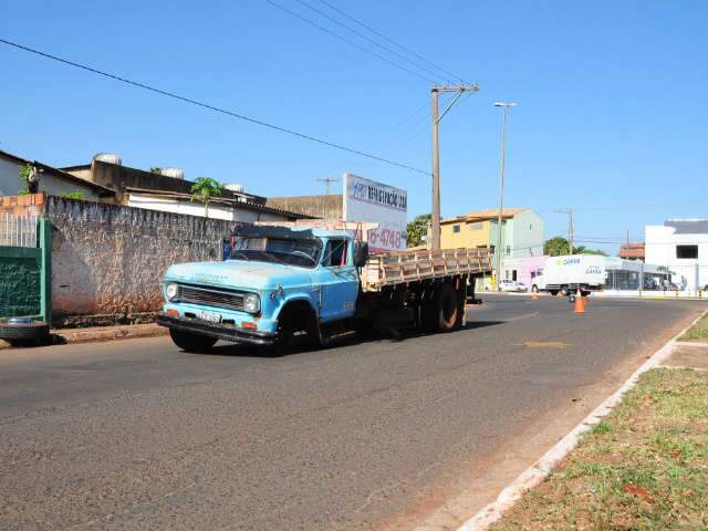  Caminh&atilde;o perde roda, que atinge muro na Vila Piratininga