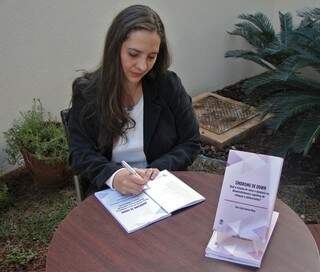 A pedagoga Ana Carla Gomes idealizou a pesquisa que pode ser conferida em livro (Foto: Raquel de Souza)