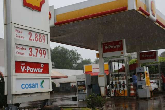 No interior, gasolina est&aacute; 9% mais cara e chega a custar R$ 3,83 o litro