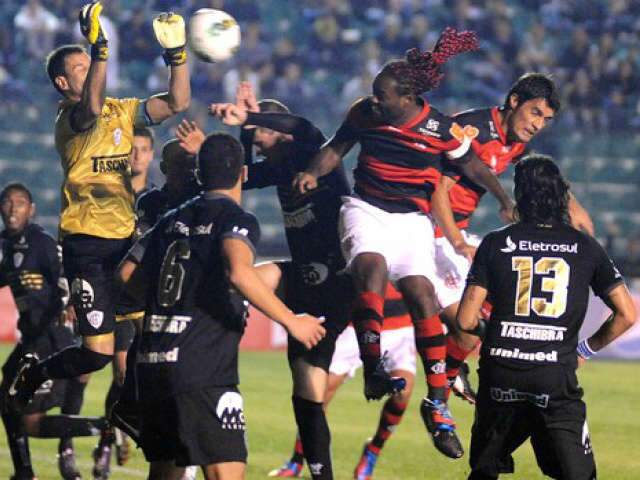  Flamengo e Santos vencem e sobem na tabela do Brasileir&atilde;o 2012