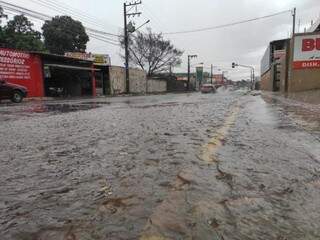 Enxurrada na Rui Barbosa, região do Jardim Paulista, mesmo após a chuva (Foto: Silas Lima)