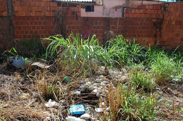  Im&oacute;vel abandonado h&aacute; quatro anos causa transtorno a moradores do Monte Castelo