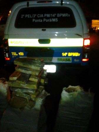 Condutor foge da pol&iacute;cia, sofre acidente e &eacute; pego com 260 kg de maconha