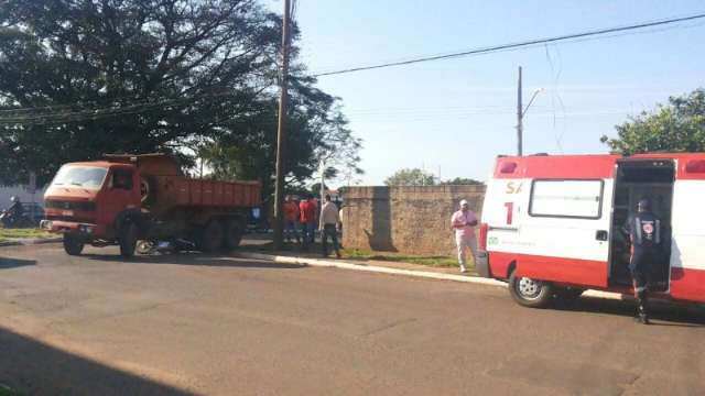 Motocicleta colide em caminh&atilde;o-ca&ccedil;amba no Jardim S&atilde;o Louren&ccedil;o