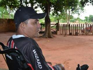 Domador, Cleber Silva Toledo, de 42 anos, ficou tetraplégico em 2009 após cair de um cavalo. (Foto: Luiz Guido Jr.)