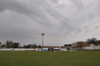 Estádio municipal de Ribas do Rio Pardo recebe os últimos preparativos para sediar a rodada decisiva da Copa Assomasul neste sábado (Foto: Assomasul/Divulgação)