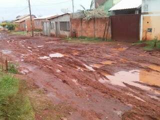 Rua dos Ventos está tomada pelo barro. (Foto: Fábio Romero da Silva)