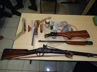 As armas apreendidas foram levadas para a Delegacia de Polícia Civil de Pedro Gomes. (Foto: Divulgação/PMA)