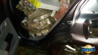 Ap&oacute;s persegui&ccedil;&atilde;o, carro lotado de maconha capota e ocupantes fogem