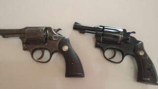 Também foram encontrados dois revólveres calibre 38 (Foto: Direto das Ruas)