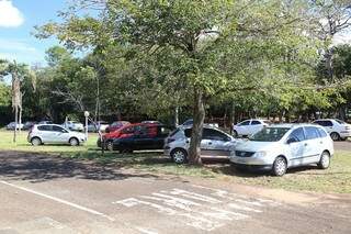 Canteiro central prossegue sendo utilizado como estacionamento no Parque dos Poderes. (Foto: Fernando Antunes)
