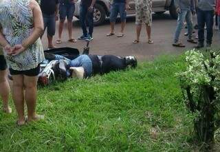 Corpo do radialista paraguaio Gerardo Coronel caído em rua do bairro da Granja, em Ponta Porã (Foto: Ponta Porã Informa)