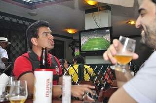 Amigos preferem praticidade dos bares para acompanhar as partidas (Foto: João Garrigó)