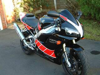 Motocicleta Yamaha R1 semelhante a roubada pelos bandidos. (Foto: Divulgação)
