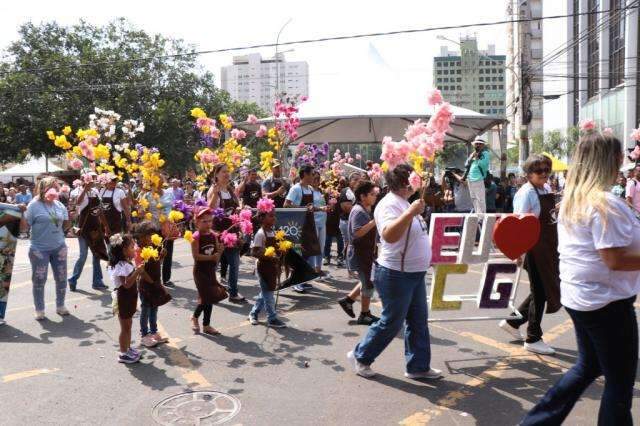 Com chipa, mosquit&atilde;o e drag queens, nem tempo seco atrapalhou desfile