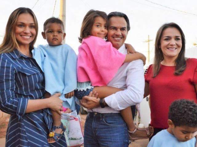 Prefeitura entrega cobertores em comunidade carente da Vila Fernanda