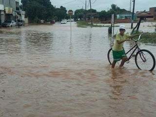 As ruas foram cobertas com a água das chuvas. (Foto: JP News)