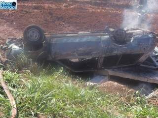 Após capotar, veículo explodiu às margens da rodovia. (Foto: Marcos Donzeli/ Nova Notícias)