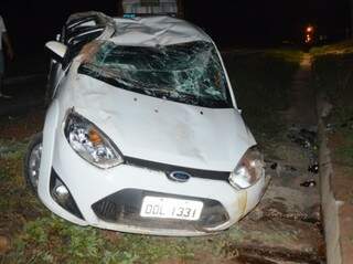 Capotagem aconteceu na MS-223, rodovia que liga Coxim ao distrito de Silviolândia e carro ficou destruído. (Foto: Alisson Silva/ Edição de Notícias)
