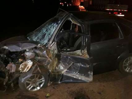 Acidente entre Fiesta e carreta deixa pai e filha feridos na BR-163