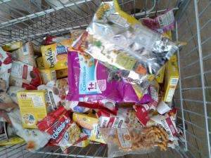 Procon encontra produtos vencidos em duas lojas de rede de supermercados