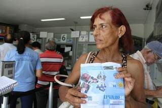 Elza da Silva correu para pagar seu carnê na lotérica para pagar preço menor (Foto: Cleber Gellio)