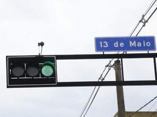 Aparelho instalado em semáforo da Avenida Eduardo Elias Zahran com a Rua 13 de Maio (Foto: Direto das Ruas)