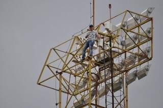 No alto da torre, jovem ameaça se jogar no Morenão (Foto: Marcelo Calazans)