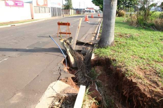 Chuvas causam eros&atilde;o e criam armadilhas em vias movimentadas