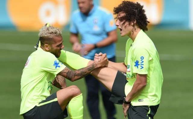 Felip&atilde;o desenha time com tr&ecirc;s volantes e Daniel Alves na lateral