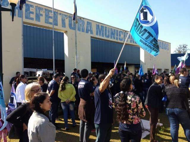 Protesto de professores termina sem avan&ccedil;o em negocia&ccedil;&atilde;o com prefeita
