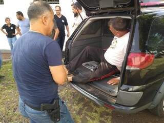 Polícia tirando da viatura um dos suspeitos presos hoje no Rio Grande do Sul. (Foto: Divulgação)