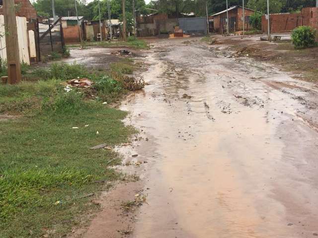Ora&ccedil;&atilde;o na favela &quot;S&oacute; por Deus&quot; &eacute; para que chuva n&atilde;o leve barracos embora