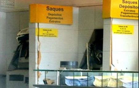  Bandidos explodem dois caixas eletr&ocirc;nicos do Banco do Brasil em Itaquira&iacute; 