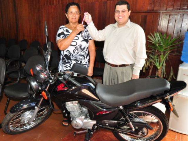 Dourados entrega terceira moto sorteada na campanha IPTU Premiado