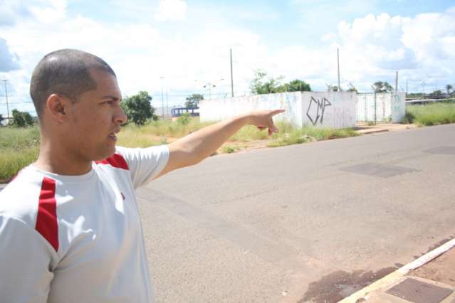 Al&eacute;m de matagal, para ter ilumina&ccedil;&atilde;o, moradores t&ecirc;m de comprar l&acirc;mpada