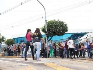 Estudantes em frente a local onde foi realizada prova em Campo Grande. (Foto: Marcos Ermínio)