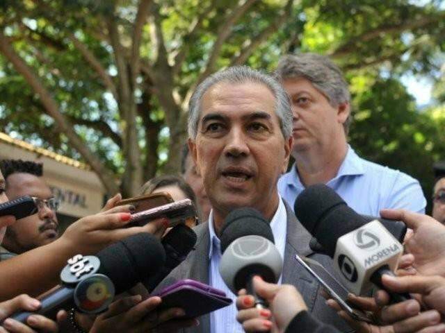 Reinaldo volta de reunião do PSDB sem decisão sobre apoio a Temer