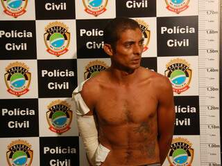 Assaltante foi autuado em flagrante por roubo e posse de arma. (Foto: Simão Nogueira)