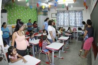 Pais acompanham filhos no primeiro dia de aula na Escola Manoel Santiago, em Dourados. (Foto: Divulgação / Prefeitura de Dourados)