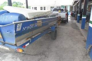 Além dos peixes, veículo, carreta e petrechos são apreendidos. (Foto: PMA / Divulgação)