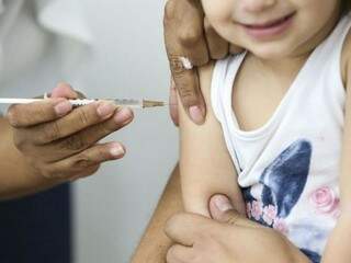 Criança sendo vacinada contra a doença. (Foto: Marcelo Camargo/ReproduçãoAgência Brasil) 